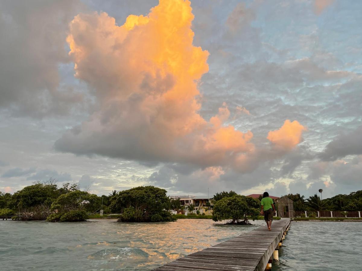 The Novelo Hotel Caye Caulker Buitenkant foto