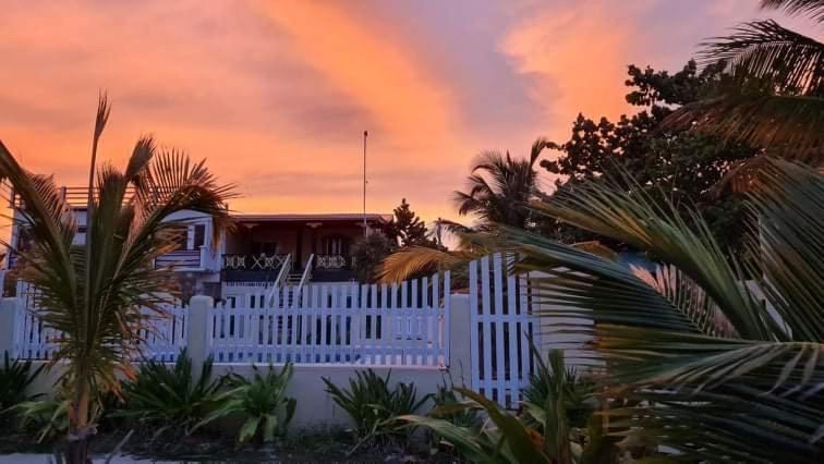 The Novelo Hotel Caye Caulker Buitenkant foto