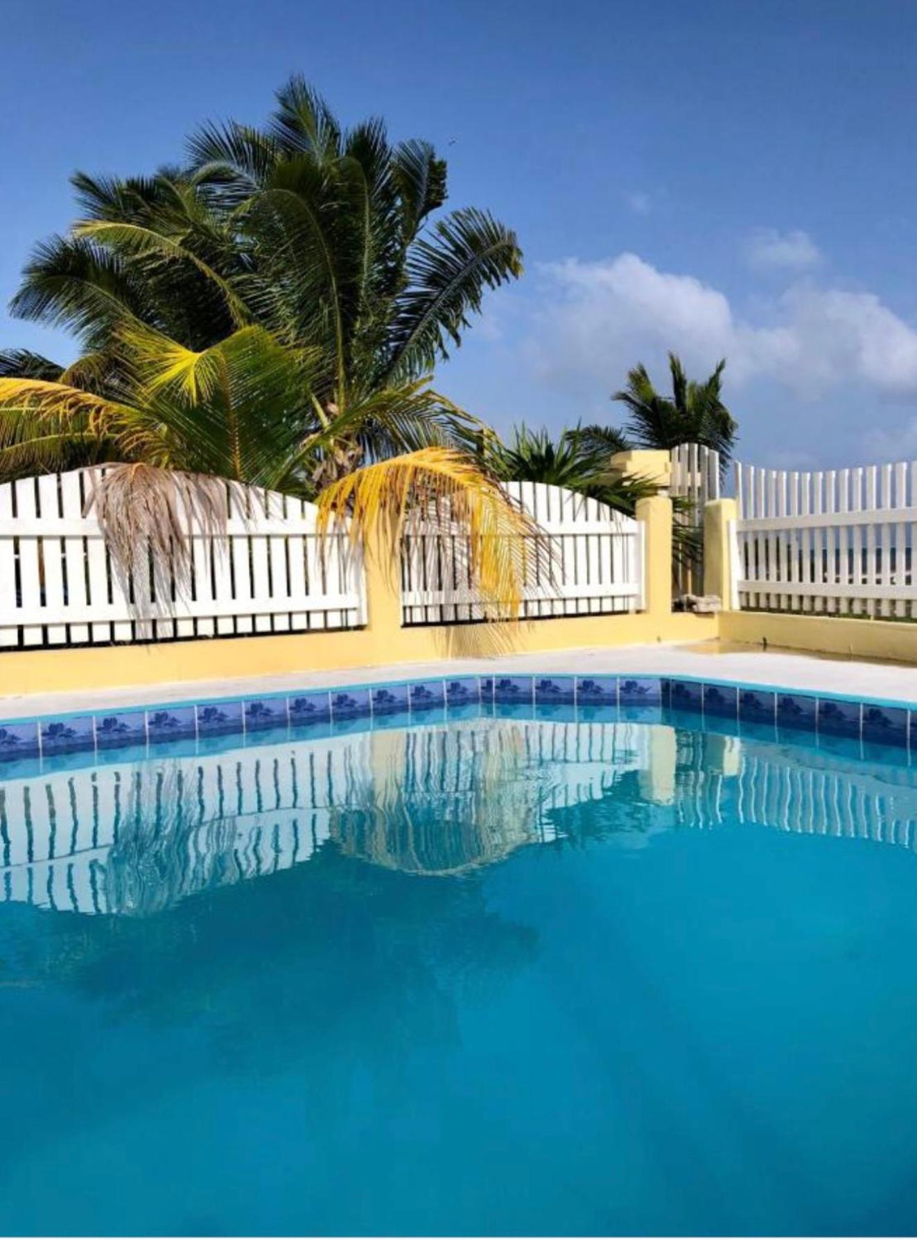 The Novelo Hotel Caye Caulker Buitenkant foto