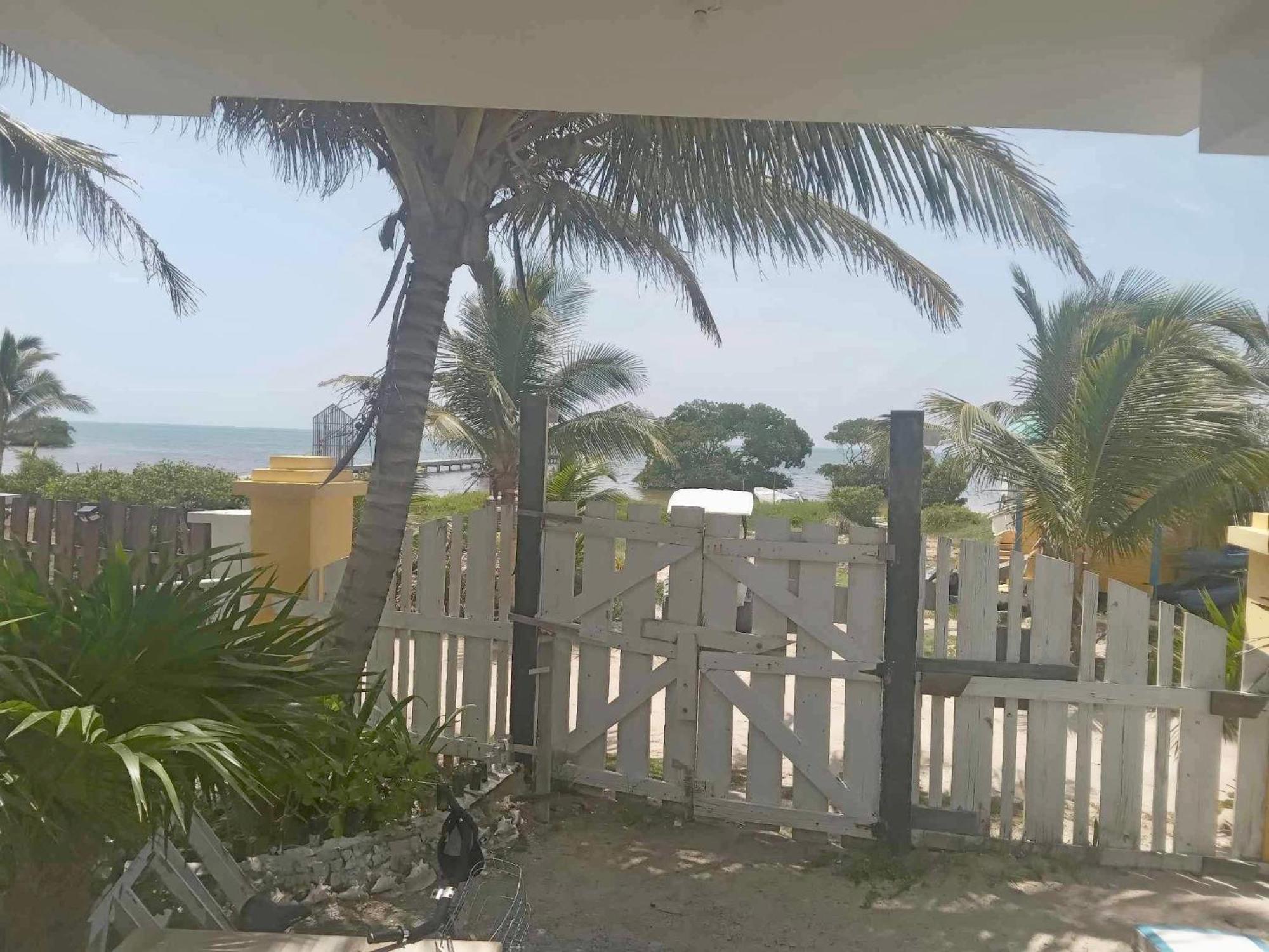 The Novelo Hotel Caye Caulker Buitenkant foto