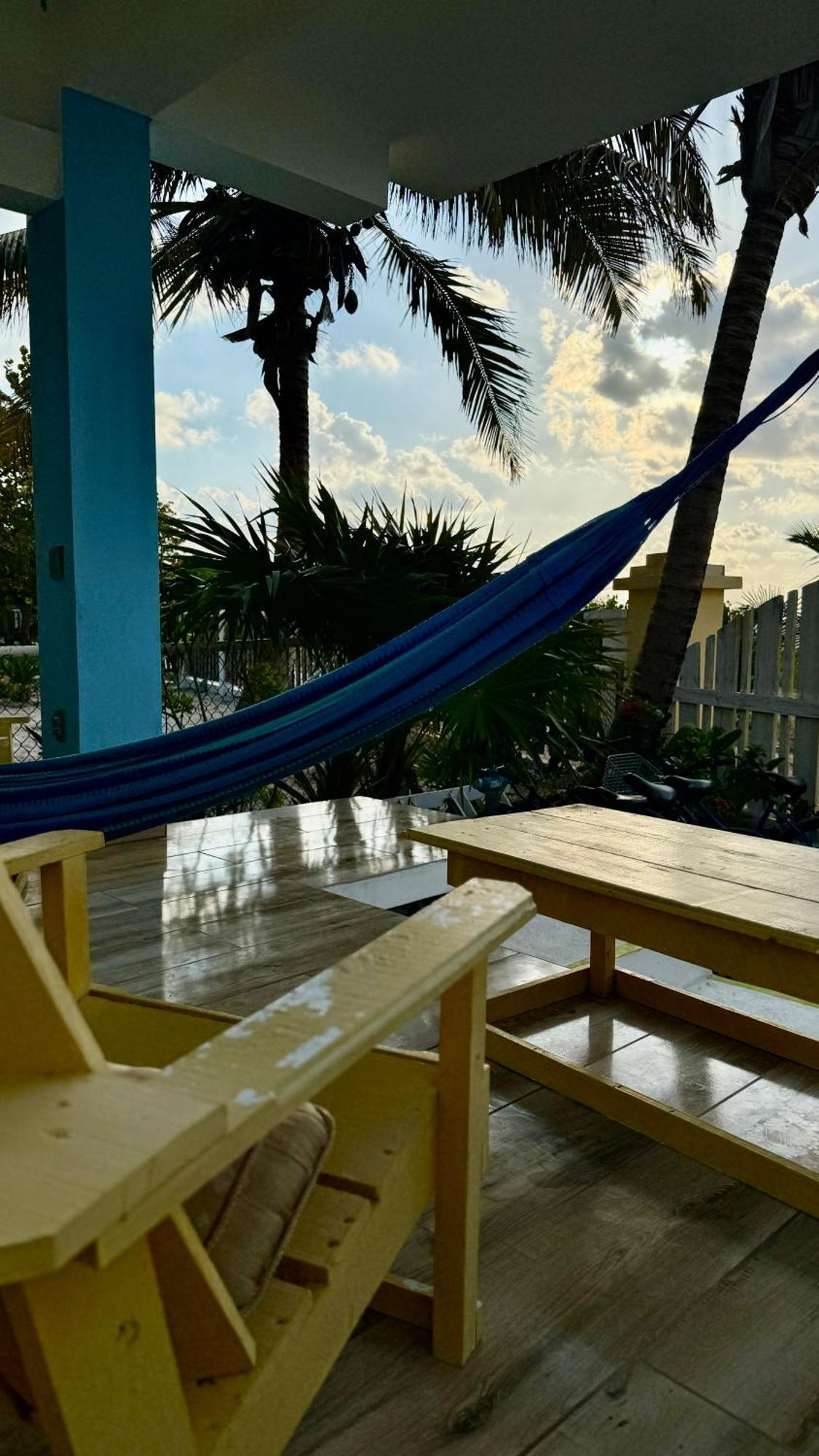 The Novelo Hotel Caye Caulker Buitenkant foto