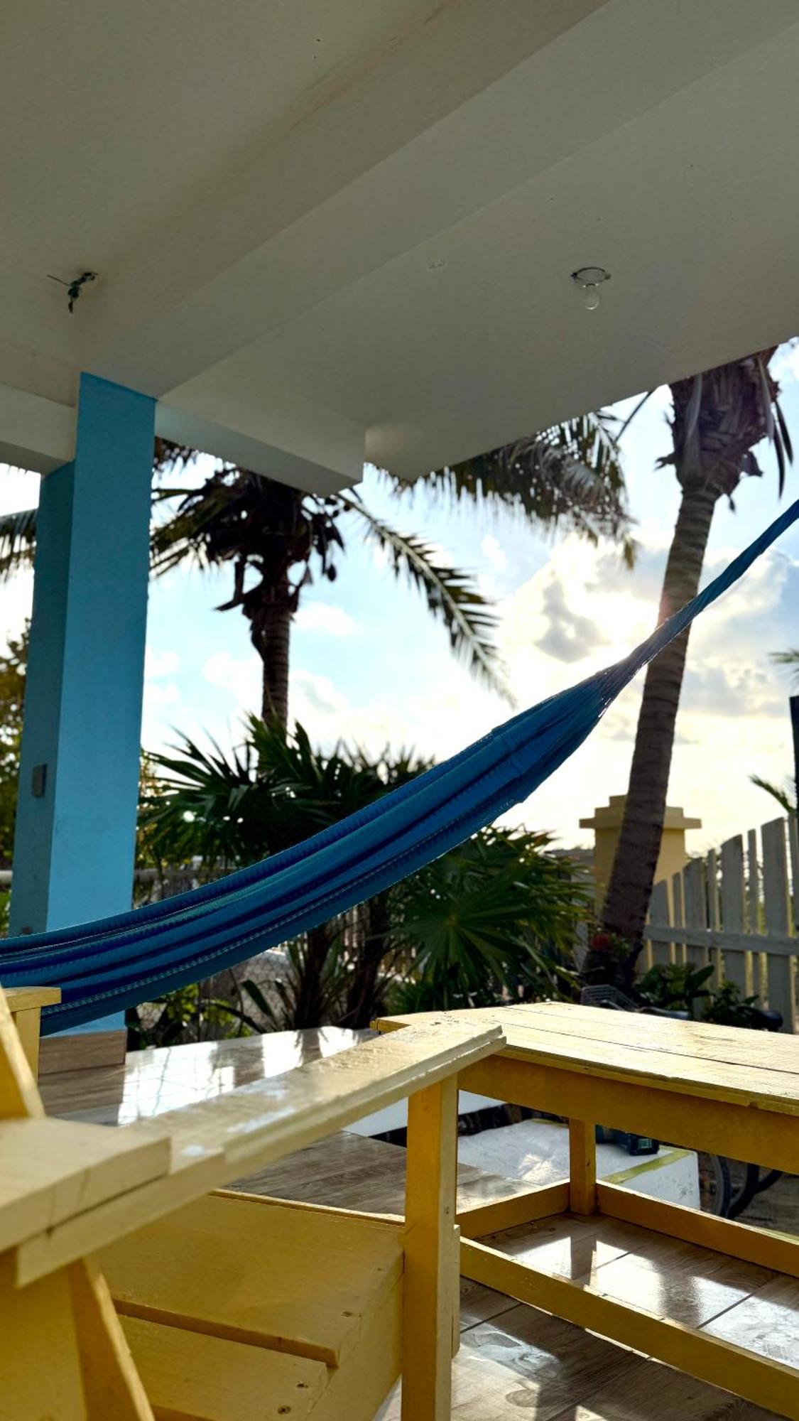 The Novelo Hotel Caye Caulker Buitenkant foto